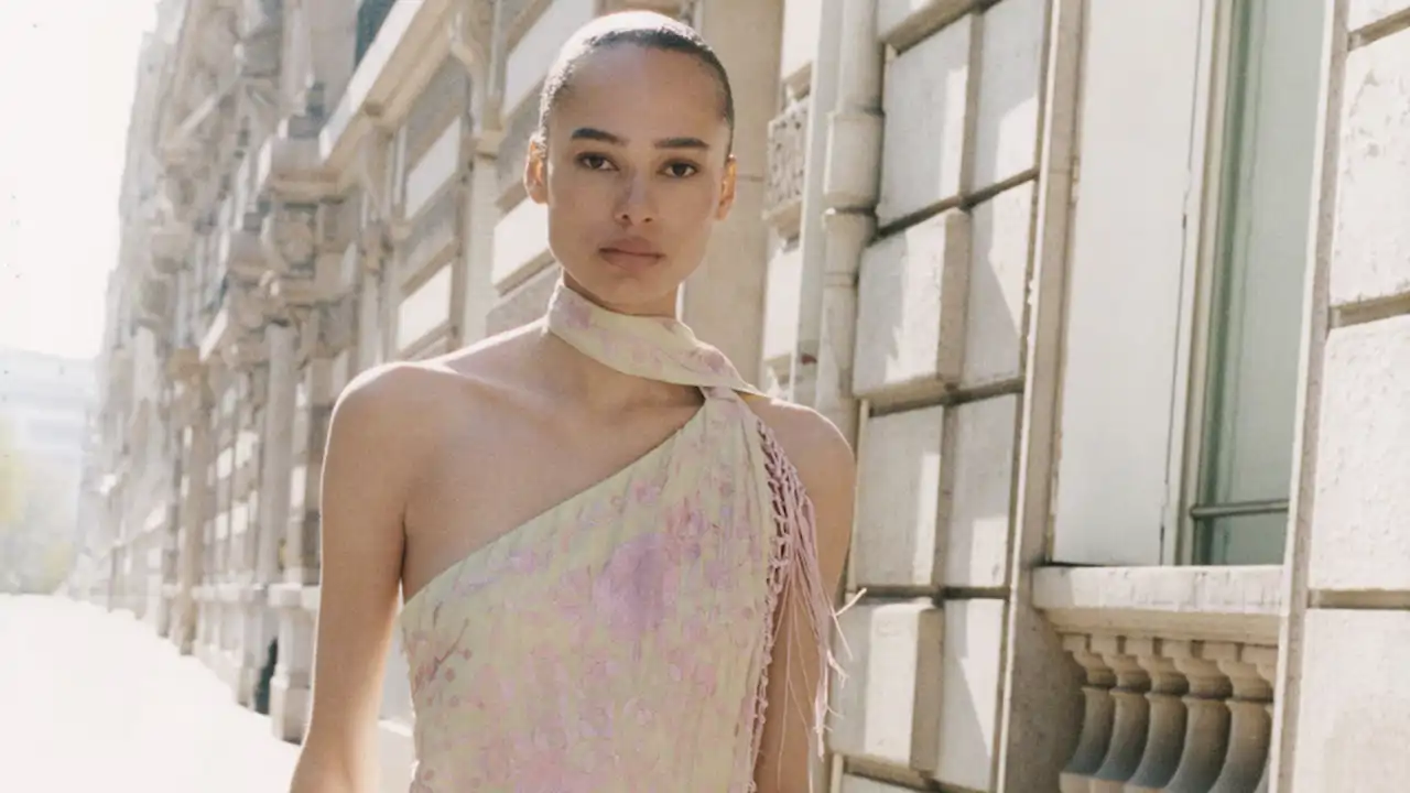 Ni de volantes, ni de lunares: están arrasando en Mango los 3 vestidos de flecos que le he visto fichar a mi jefa de moda que se va a la Feria de Sevilla 