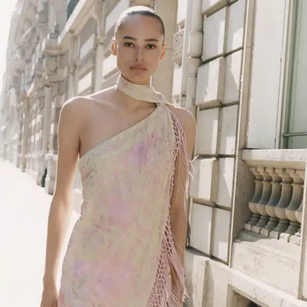 Ni de volantes, ni de lunares: están arrasando en Mango los 3 vestidos de flecos que le he visto fichar a mi jefa de moda que se va a la Feria de Sevilla 