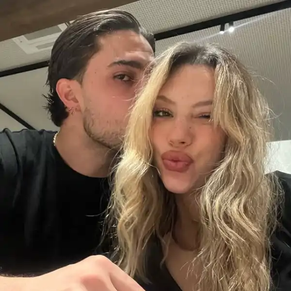 Alejandra Rubio y Carlo Costanzia en actitud cómplice