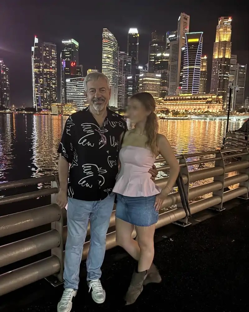Carlos Sobera, presentador de ‘Supervivientes’, abre el álbum de fotos íntimo de su viaje familiar en Kuala Lumpur