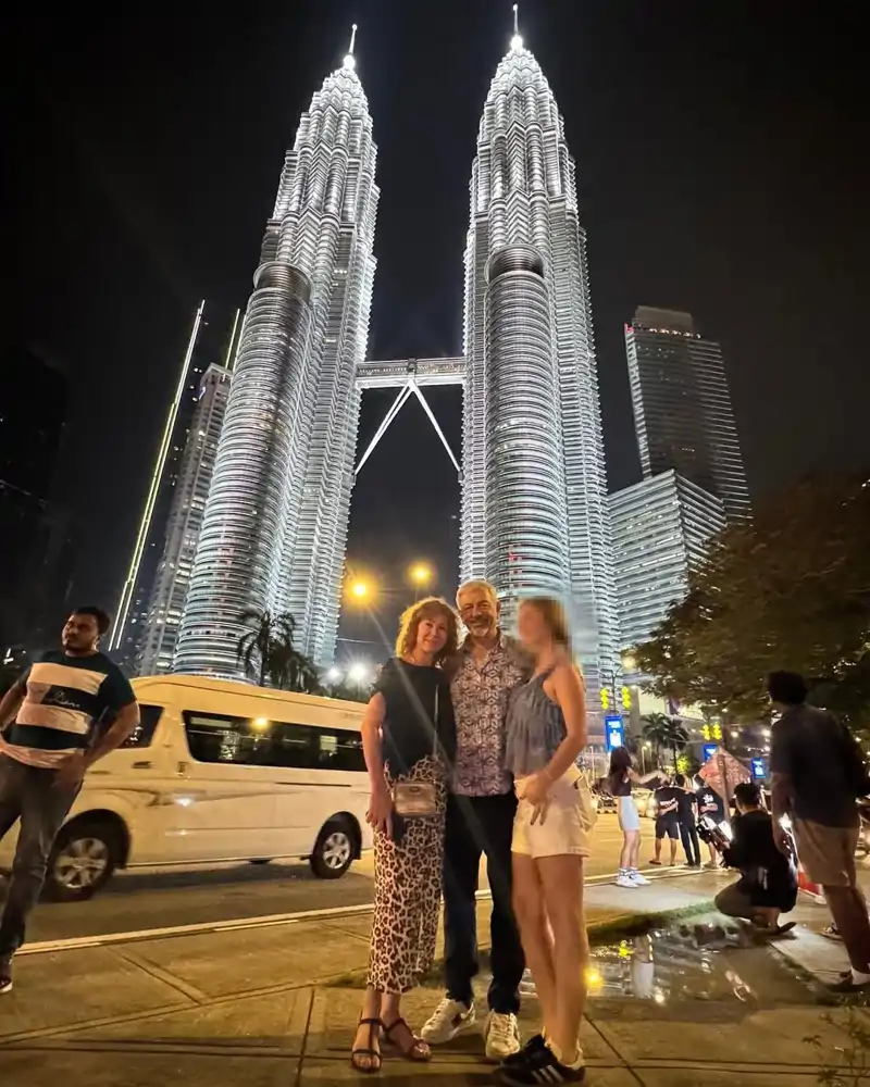 Carlos Sobera, presentador de ‘Supervivientes’, abre el álbum de fotos íntimo de su viaje familiar en Kuala Lumpur