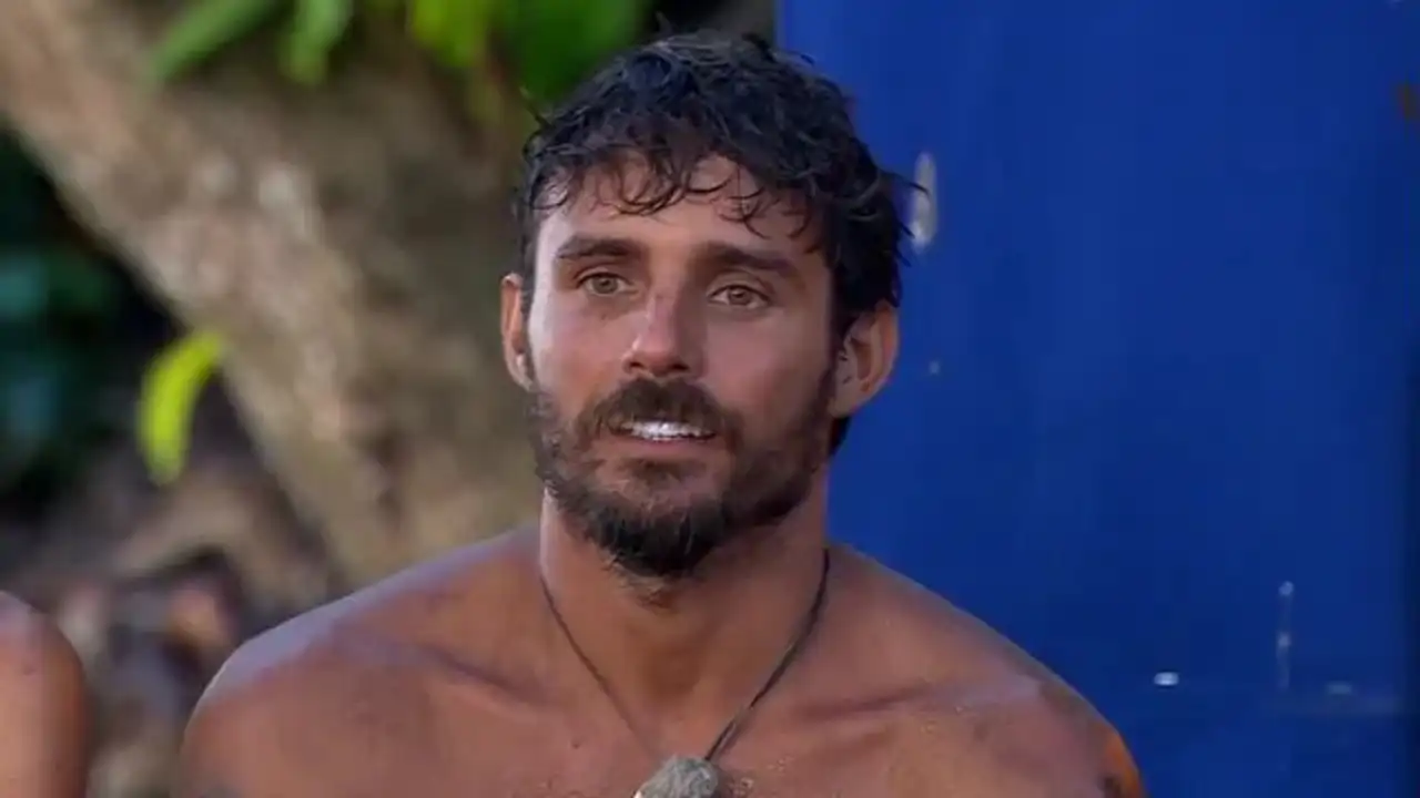 Carlos Sobera, muy molesto, reprende duramente a Manuel en 'Supervivientes 25' tras su último desplante a la organización: "¡Hombre, muy bonito!"