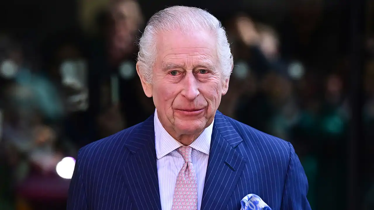 El rey Carlos III, muy eegante en su reaparición pública