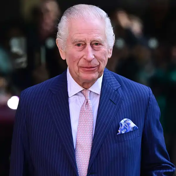 El rey Carlos III, muy eegante en su reaparición pública