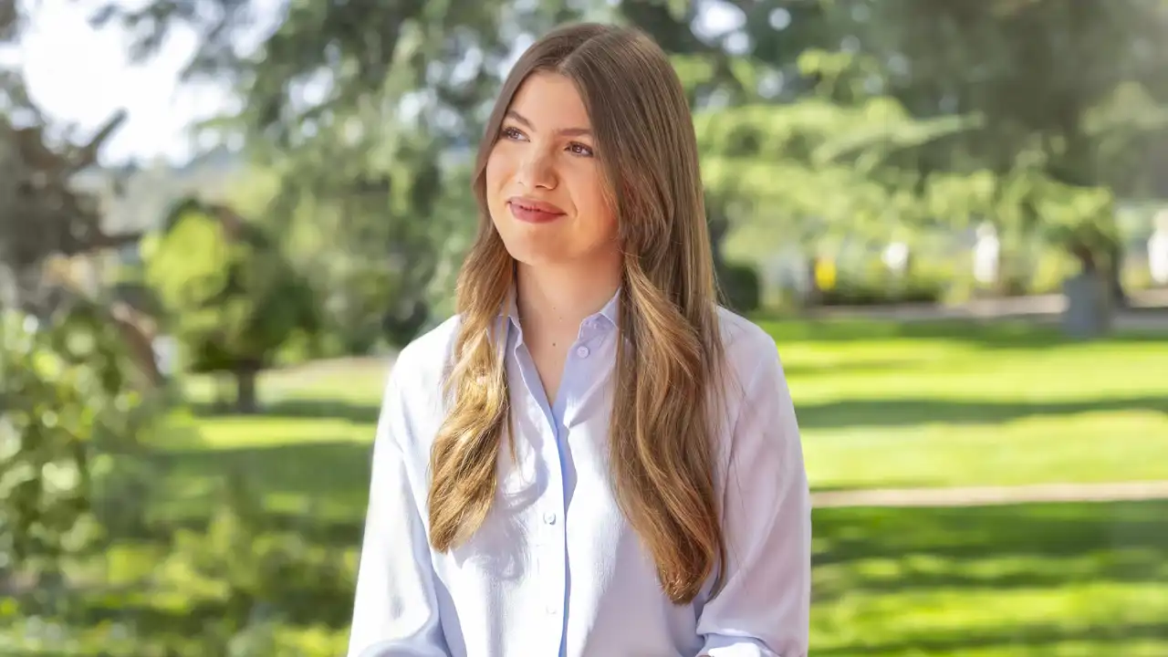 La infanta Sofía, en los jardines de Zarzuela.