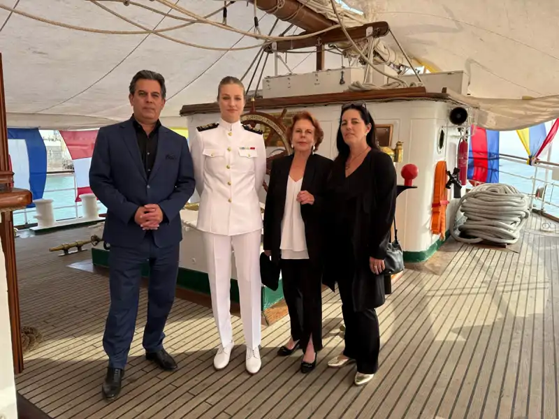 La Princesa Leonor junto a la viuda y dos de los hijos de Mario Vargas Llosa en Perú.