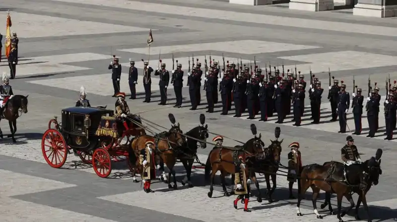 Uno de los carruajes usado en estas ceremonias entra en el Patio de Armas del Palacio Real en Madrid