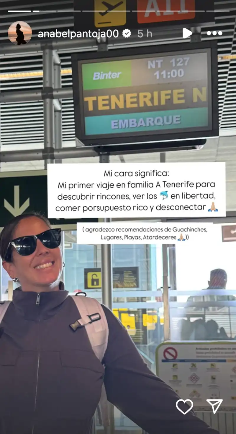 Anabel Pantoja en la puerta de embarque de un vuelo