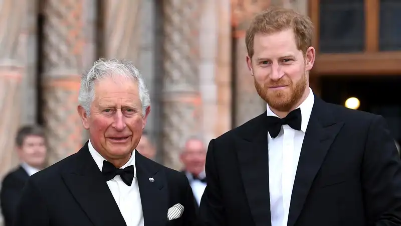 El Rey Carlos junto al Príncipe Harry