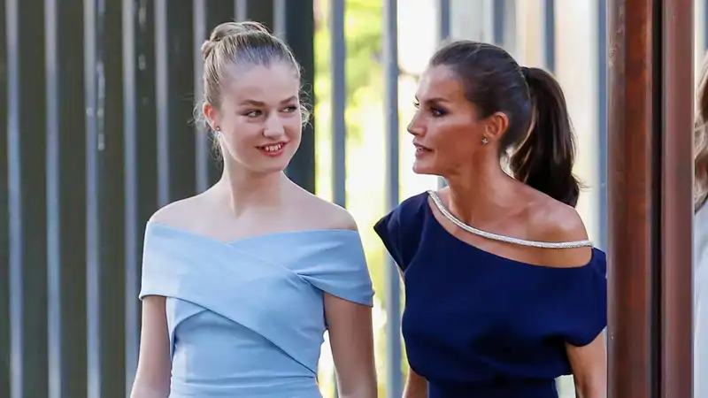La Reina Letizia y su hija Leonor, vestidas de azul