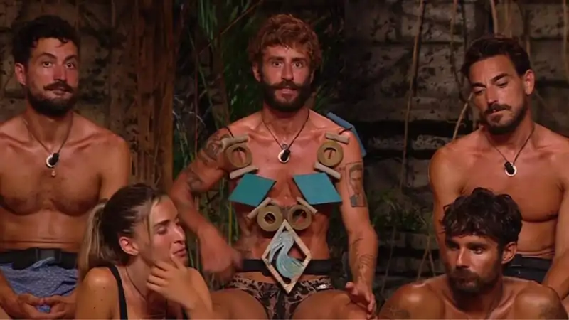 Pelayo Díaz con el collar de líder en Supervivientes