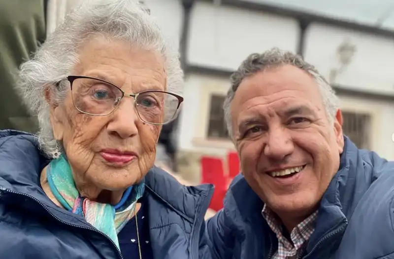 Roberto Brasero y su madre