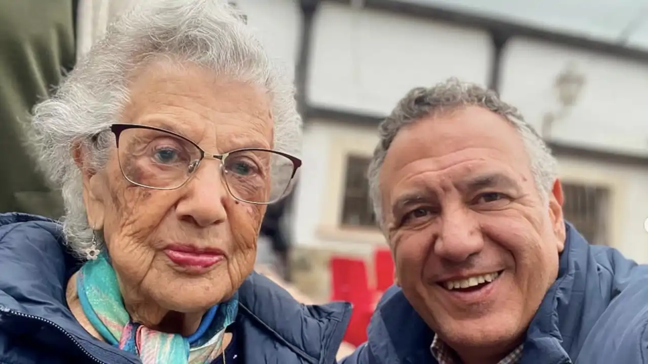 La faceta más desconocida de Roberto Brasero, que hoy visita 'El Hormiguero': su infancia en un cuartel y su madre de 94 años
