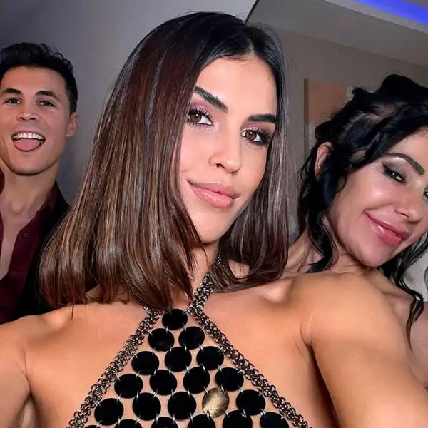 Sofía Suescun posa con su madre y su novio