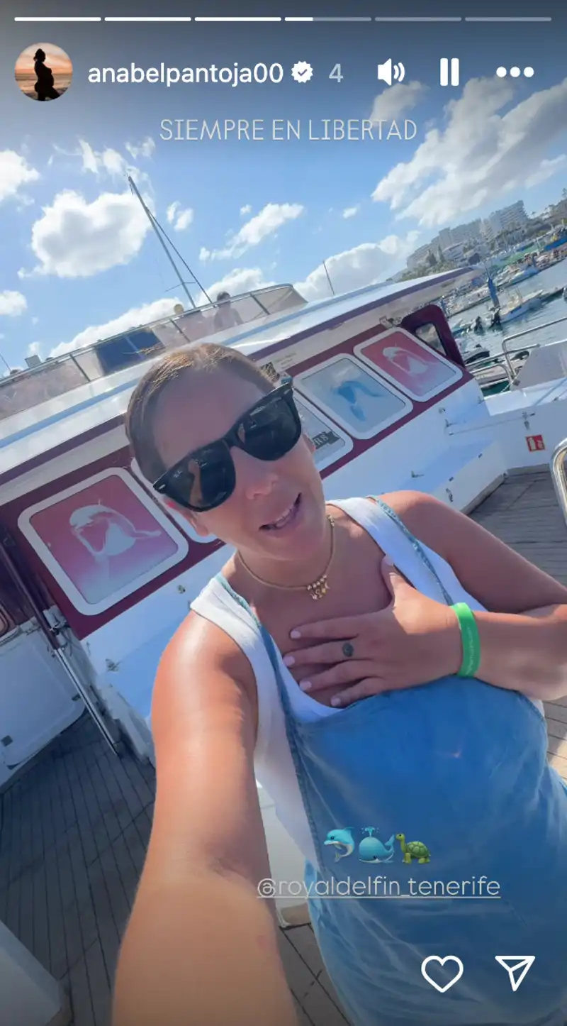 Anabel Pantoja en un barco para ver delfines
