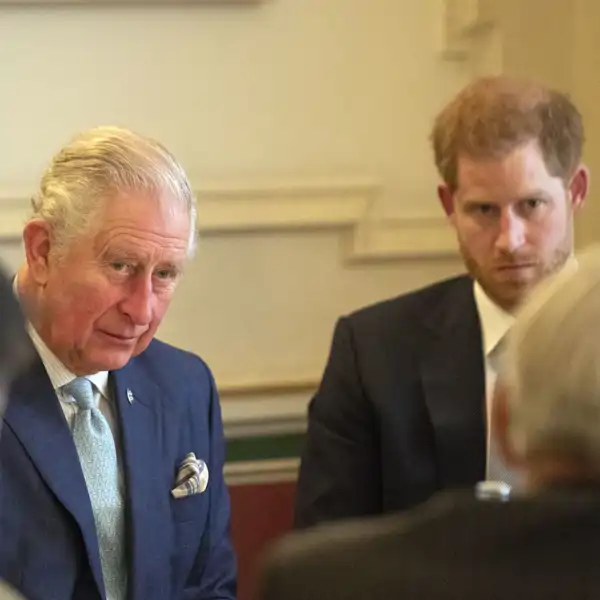 El Rey Carlos III junto a su hijo, el Príncipe Harry