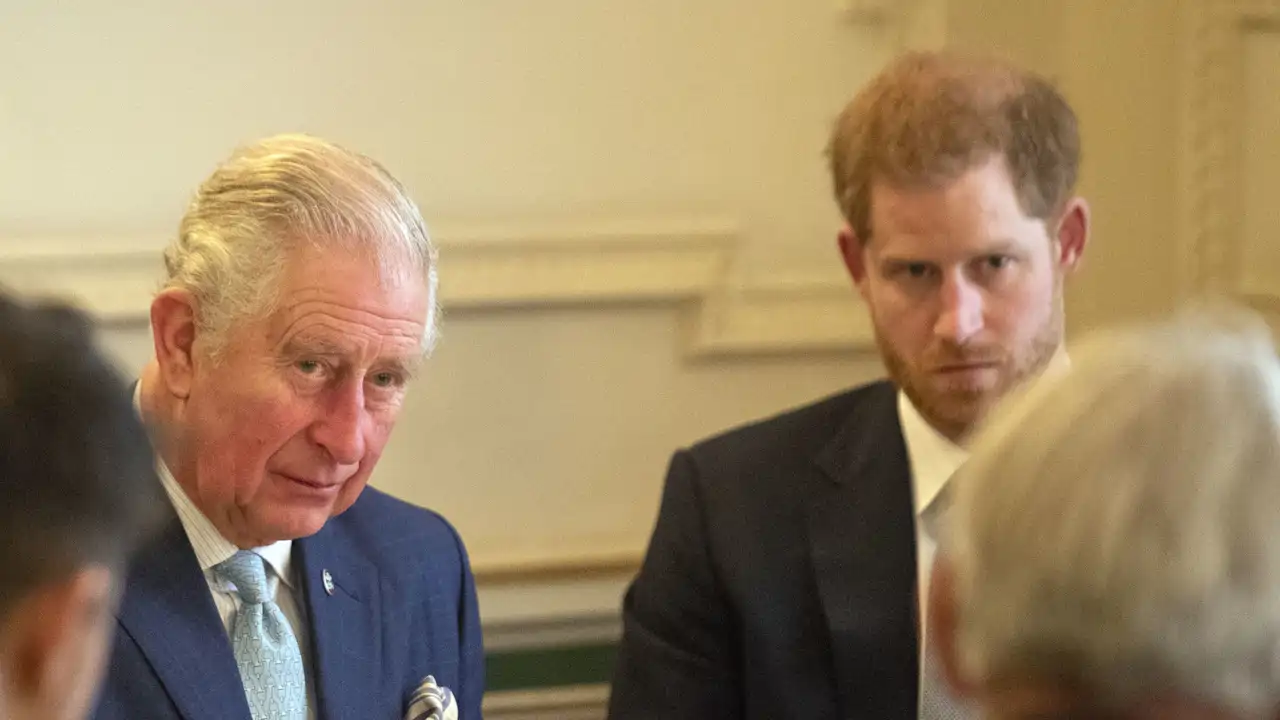 El Rey Carlos III junto a su hijo, el Príncipe Harry