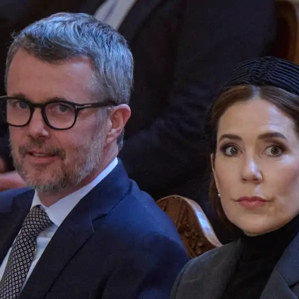 Federico y Mary de Dinamarca con gesto serio
