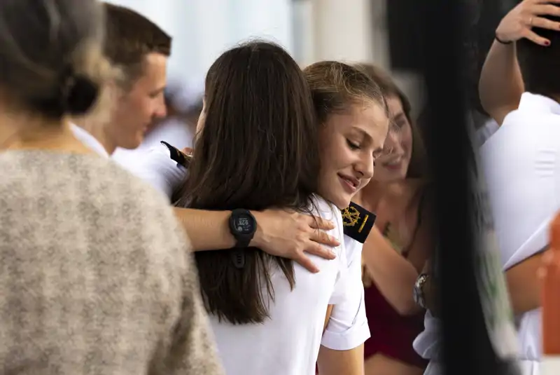 La Princesa Leonor abraza a su madre, la Reina Letizia, en Panamá