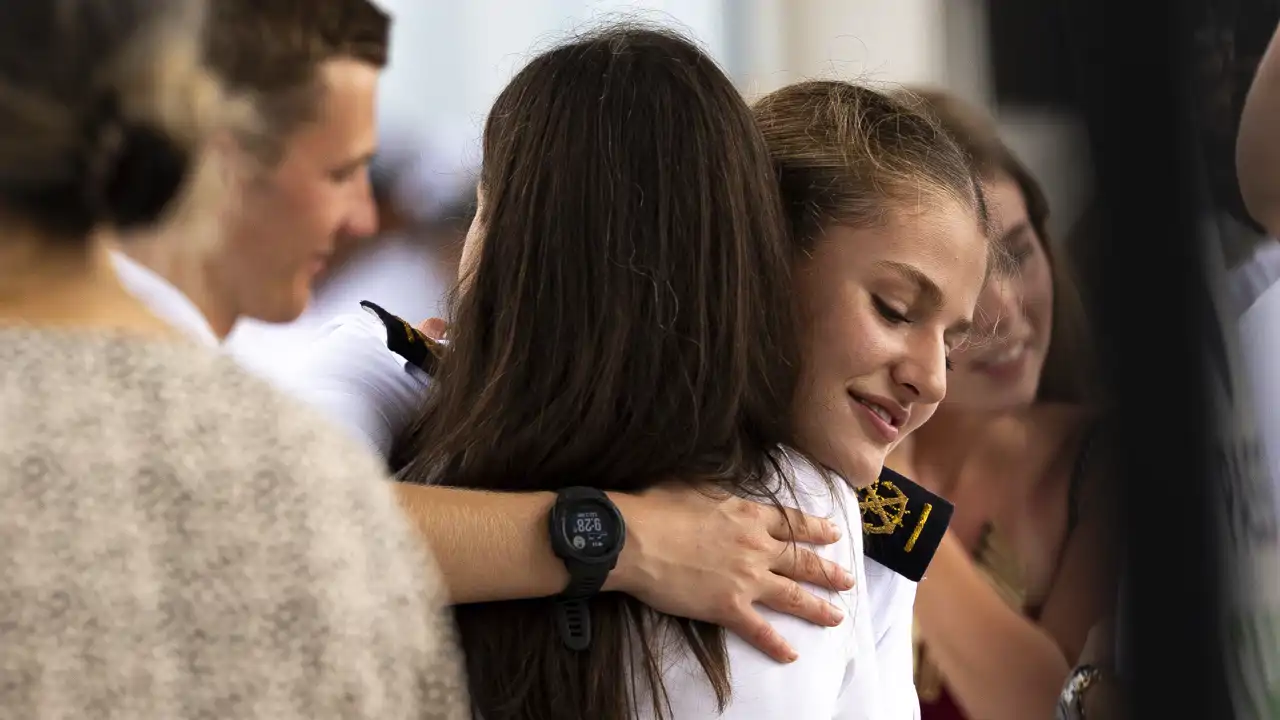 La Princesa Leonor abraza a su madre, la Reina Letizia, en Panamá