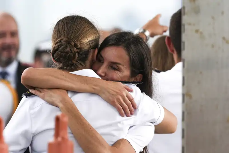 La Reina Letizia abraza efusivamente a su hija, la Princesa Leonor en Panamá