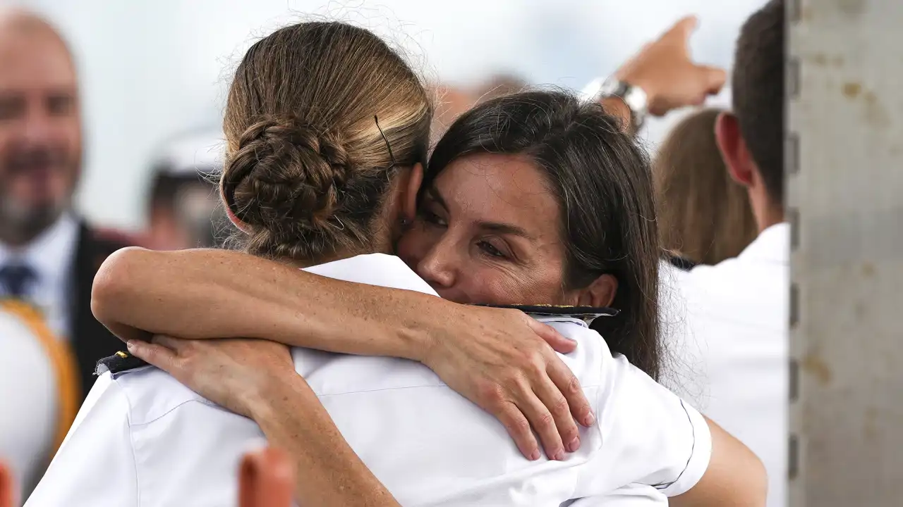 La Reina Letizia abraza efusivamente a su hija, la Princesa Leonor en Panamá