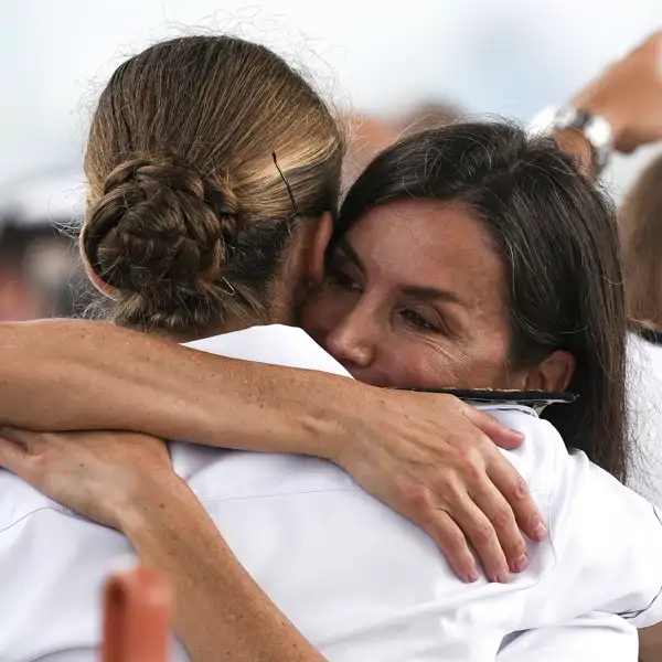 La Reina Letizia abraza efusivamente a su hija, la Princesa Leonor en Panamá