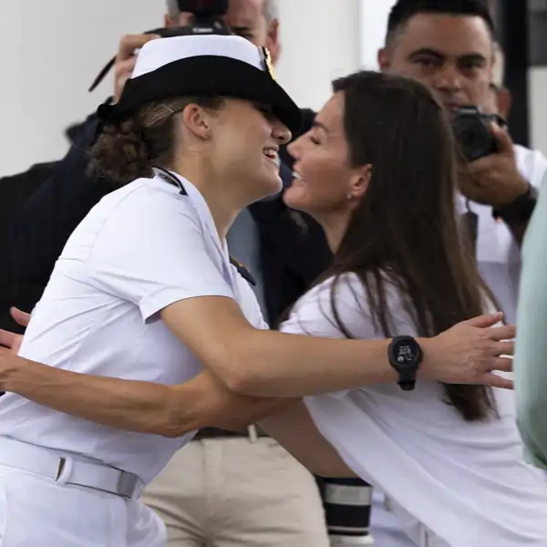 La Reina Letizia y la Princesa Leonor se abrazan