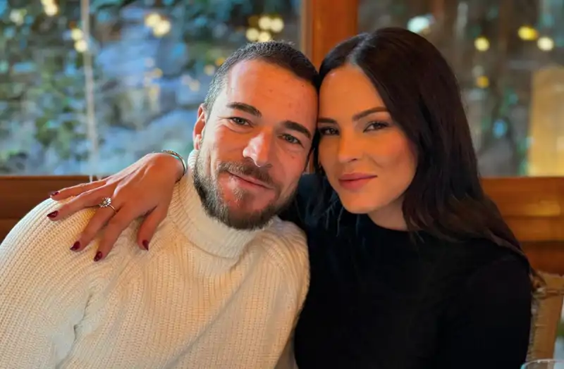 Tony Spina y Marta Peñate en un restaurante