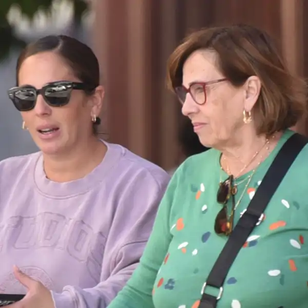 Anabel Pantoja y su madre, Merchi, dan un paseo por Sevilla
