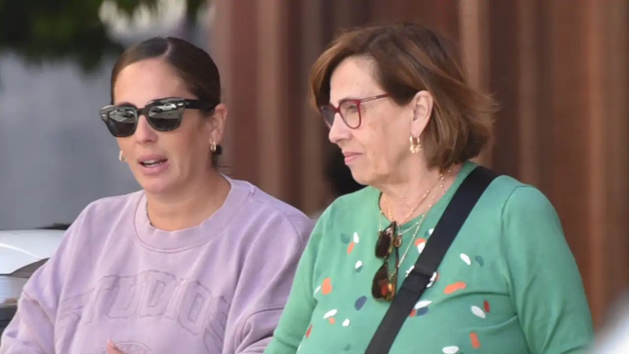 Anabel Pantoja y su madre, Merchi, dan un paseo por Sevilla