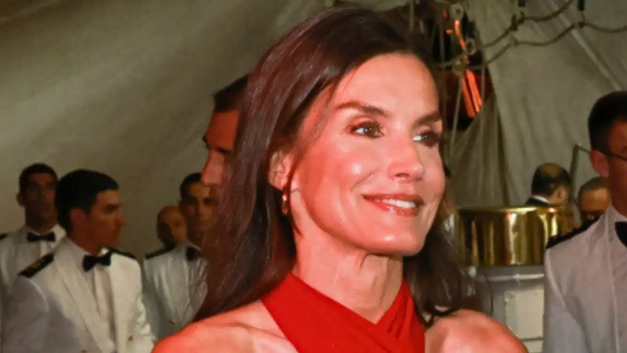 La Reina Letizia arrasa con un mono rojo de Mango y cuñas XL en su noche de gala en Panamá