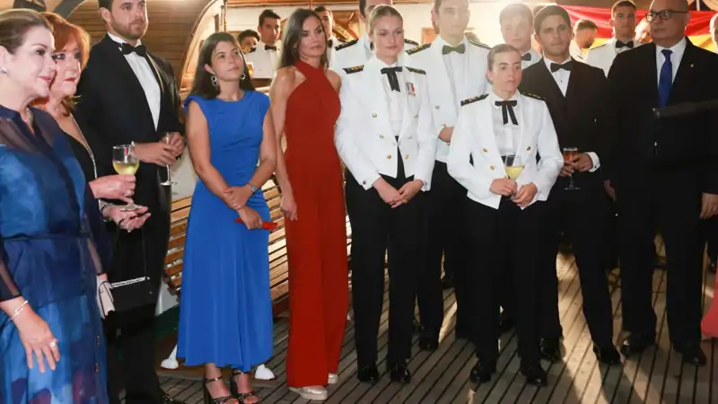 La Reina Letizia, junto a la Princesa Leonor y otros invitados a bordo de Elcano
