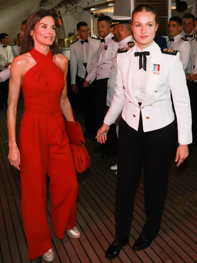 La Reina Letizia, muy elegante de rojo, y la Princesa Leonor con su traje de gala
