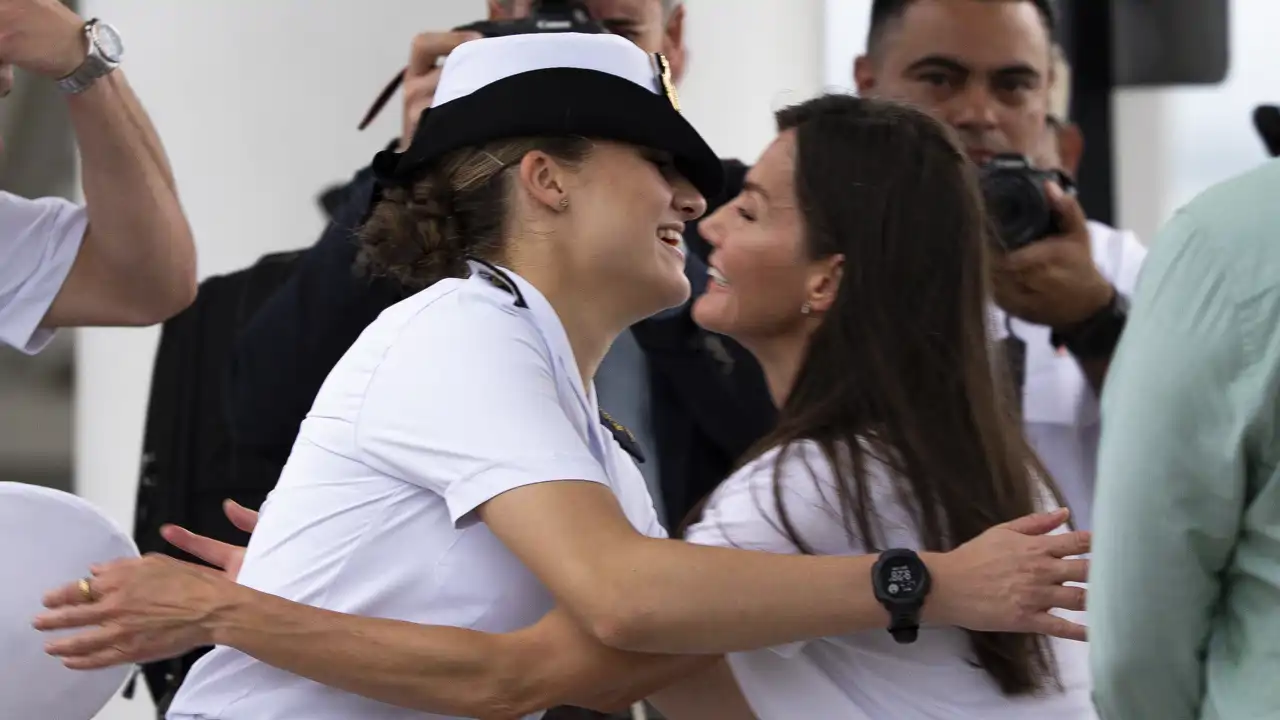 La Reina Letizia y la Princesa Leonor se abrazan