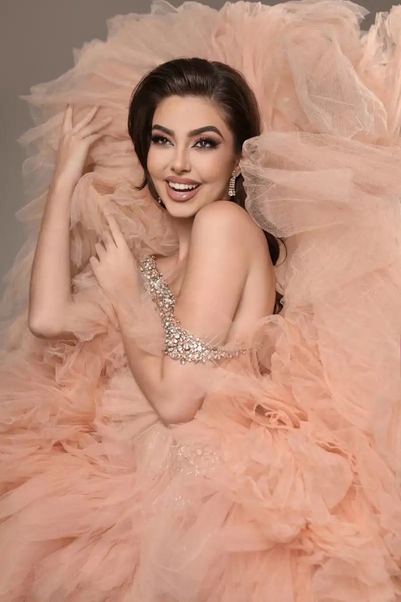 Corina Mzarek muy sonriente