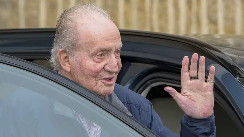 El Rey Juan Carlos saludando