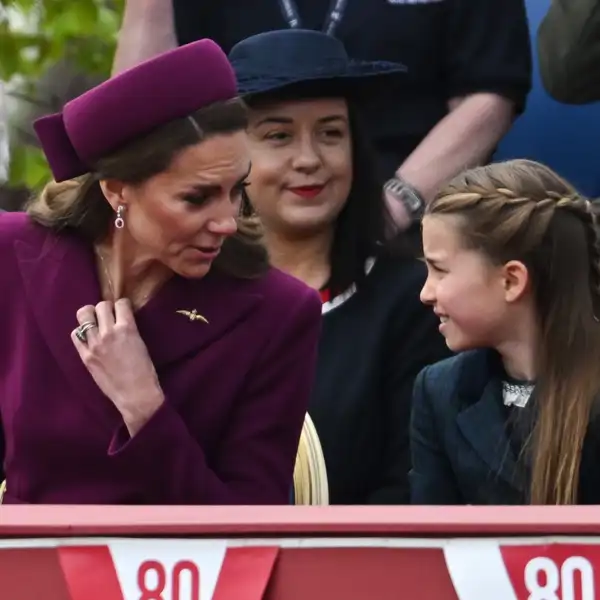 Kate Middleton y la princesa Charlotte, en el Día de la Victoria.