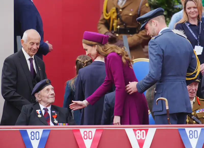 La princesa de Gales, muy pendiente de un veterano de la Segunda Guerra Mundial.