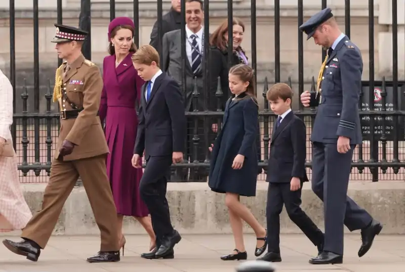 Los príncipes de Gales y sus hijos, en el Día de la Victoria