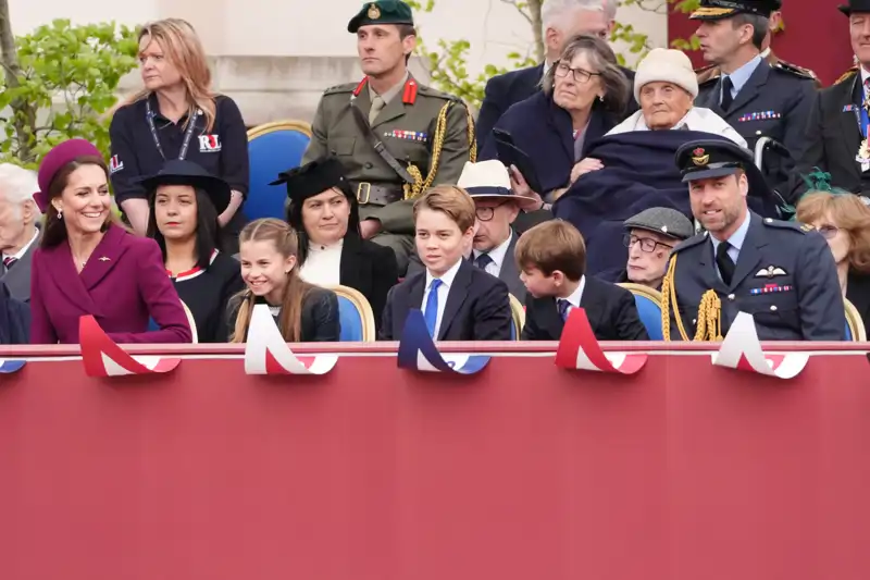 Los príncipes de Gales y sus tres hijos en el Día de la Victoria.