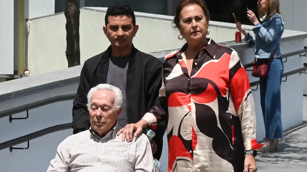Curro Romero abandona el hospital junto a Carmen Tello