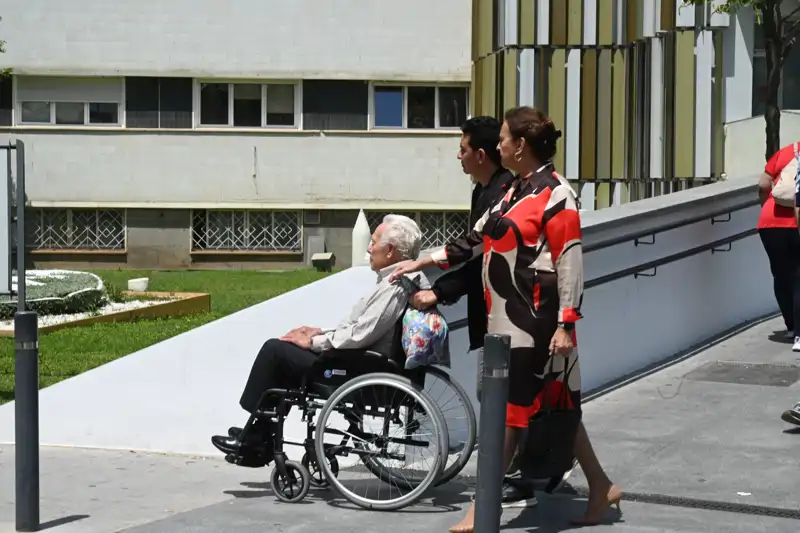 Curro Romero abandona el hospital junto a Carmen Tello