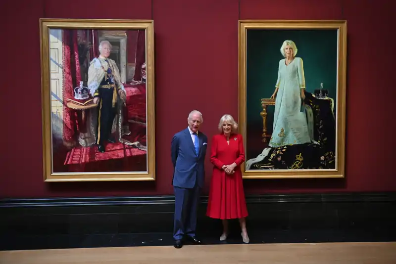 El detalle con el que los Reyes Carlos y Camila ‘copian’ a Felipe y Letizia en sus nuevos retratos 