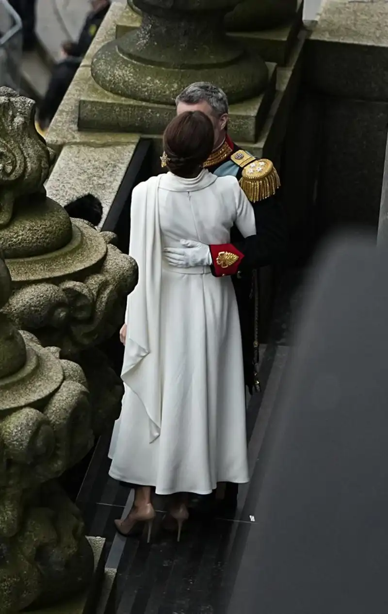 El impoluto look blanco de Mary de Dinamarca en la proclamación de Federico X