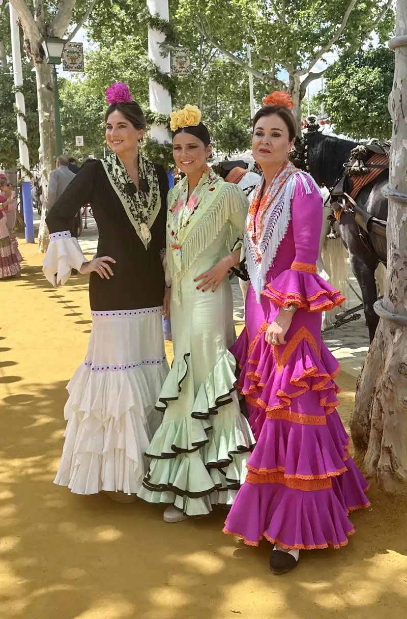 El look de Tana Rivera a juego con Lourdes Montes en la primera jornada de la Feria de Sevilla 2025 