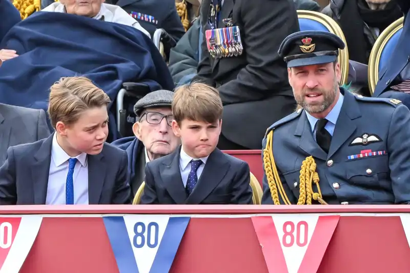 El príncipe Louis entre su hermano George y su padre, el príncipe Guillermo 