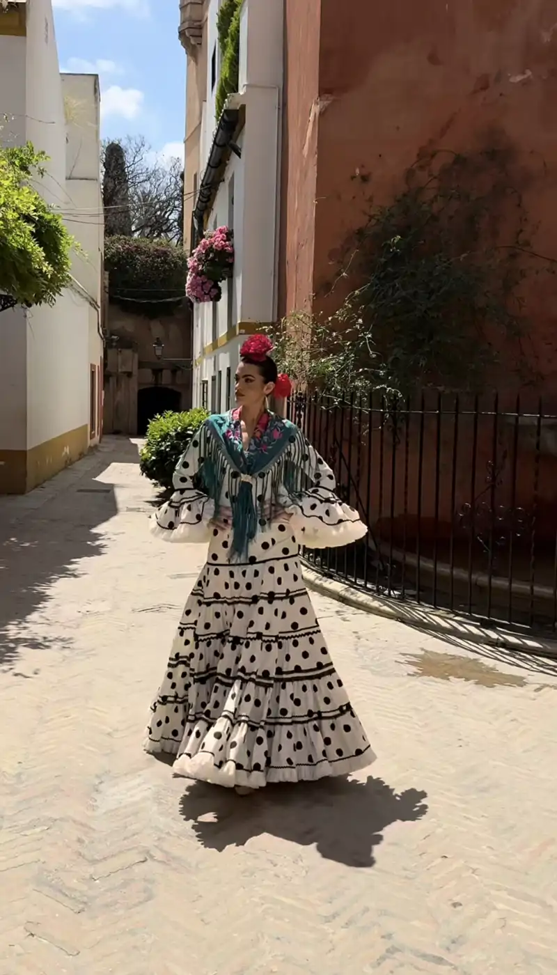 El vestido de flamenca de Marta Lozano para disfrutar del primer día de Feria de Sevilla 2025 