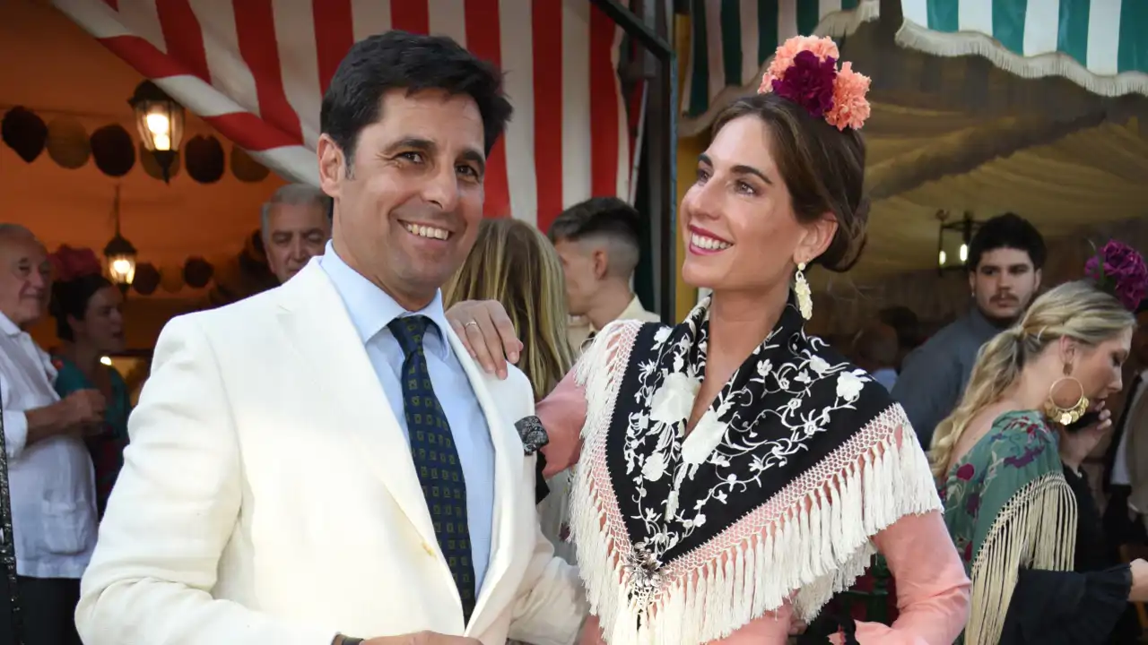 La experta Carmina Pairet explica cómo lucir el mantón de Manila y la flor en la Feria de Abril: "Doblado en cuadrado favorece a las bajitas"