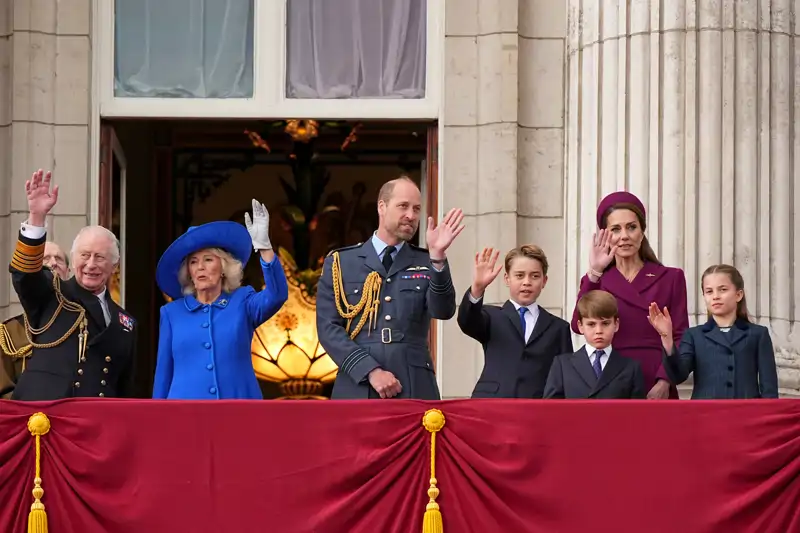 Los Reyes Camilla y Carlos junto a los príncipes de Gales y sus hijos.